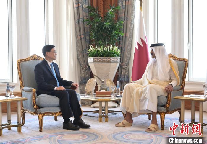 5月11日，香港特區(qū)行政長官李家超率領(lǐng)香港與中國內(nèi)地企業(yè)商貿(mào)代表團展開卡塔爾訪問行程。圖為李家超(左)與卡塔爾埃米爾(國家元首)塔米姆(右)會面。(香港特區(qū)政府新聞處供圖)