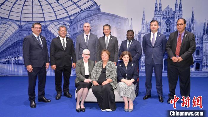 當?shù)貢r間5月4日至6日，香港特區(qū)政府財政司司長陳茂波在意大利米蘭出席亞洲開發(fā)銀行理事會第58屆年會。圖為陳茂波(后排中)與與會代表合照。　(香港特區(qū)政府財政司司長網(wǎng)志供圖)