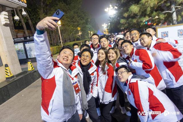 2023年,“港澳青年看祖國(guó)”系列活動(dòng)在北京舉行開(kāi)營(yíng)儀式,梁毓偉作為執(zhí)行團(tuán)長(zhǎng),率領(lǐng)150名港澳青年到北京參加交流活動(dòng)。 2023年,“港澳青年看祖國(guó)”系列活動(dòng)在北京舉行開(kāi)營(yíng)儀式,梁毓偉作為執(zhí)行團(tuán)長(zhǎng),率領(lǐng)150名港澳青年到北京參加交流活動(dòng)。