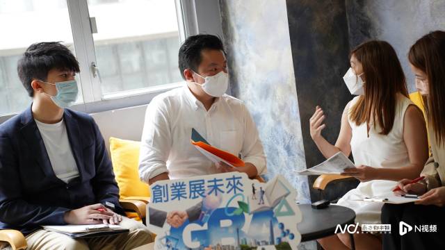 梁毓偉在2022年創(chuàng)業(yè)展未來(lái)活動(dòng)現(xiàn)場(chǎng)與青年人交流互動(dòng)。 梁毓偉在2022年創(chuàng)業(yè)展未來(lái)活動(dòng)現(xiàn)場(chǎng)與青年人交流互動(dòng)。