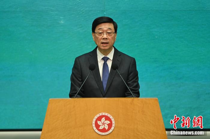 5月27日，香港特區行政長官李家超出席行政會議前會見媒體時表示，國際調解院落戶為香港將帶來多方面重大利益，不僅可提升香港國際地位，還能帶來經濟效益，并完善香港法治體系。中新社記者李志華攝