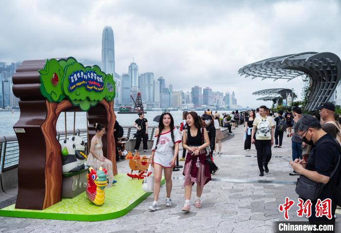 2025年6月2日，中國內地端午節假期期間，游客在香港尖沙咀星光大道一帶觀光游覽。(資料圖) 中新社記者 侯宇 攝