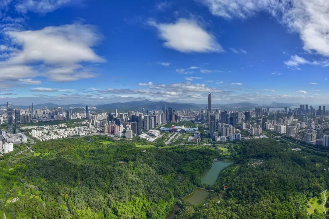 瞰深圳蓮花山和深圳市民中心,周圍高樓林立,草木蔥蘢。 瞰深圳蓮花山和深圳市民中心,周圍高樓林立,草木蔥蘢。