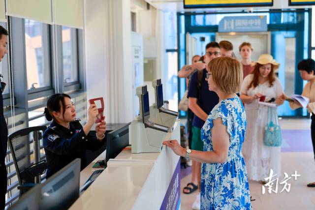 國際中轉區啟用后迎來首批中轉旅客 國際中轉區啟用后迎來首批中轉旅客