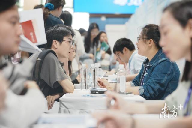 “百萬英才匯南粵”武漢招聘會(huì)現(xiàn)場火爆，企業(yè)招聘展位座無虛席，面試洽談對接需求。