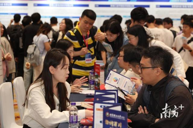 招聘現(xiàn)場，求職者們與廣東企業(yè)招聘人員正在積極互動(dòng)。