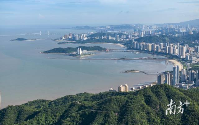 從珠海鳳凰山遠(yuǎn)眺珠海主城區(qū)。