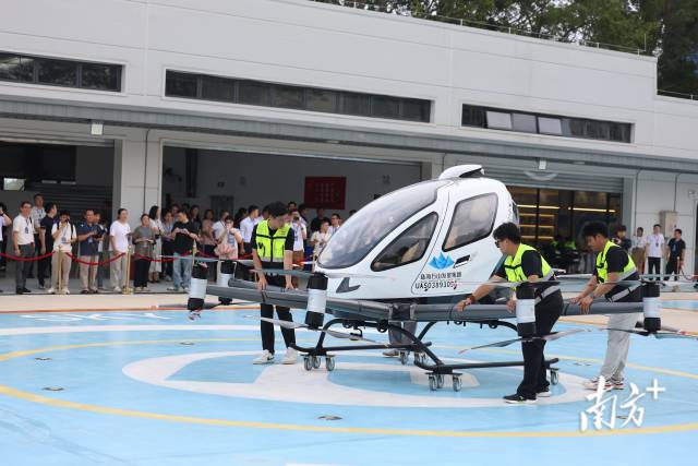 嘉賓體驗載人無人機(jī)。