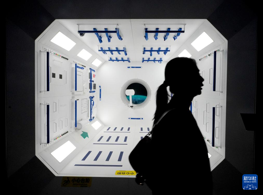 7月31日，媒體記者在觀看展品。新華社發(fā)（呂小煒 攝）