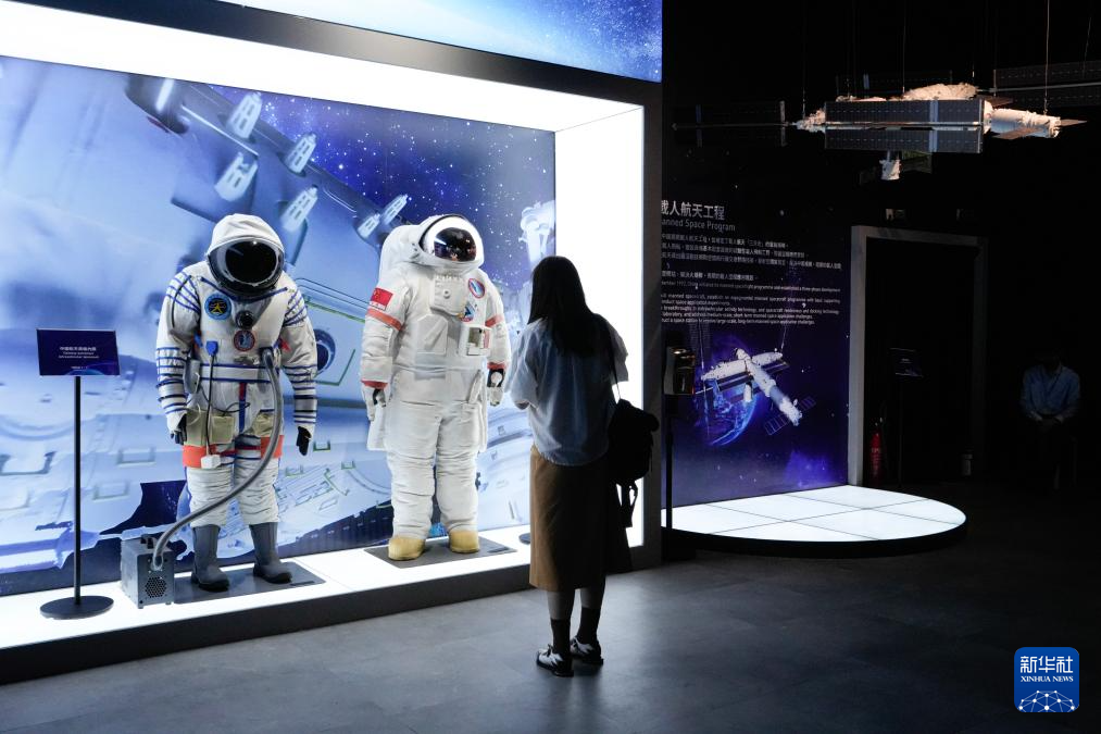 7月31日，媒體記者在觀看展品。新華社發(fā)（呂小煒 攝）