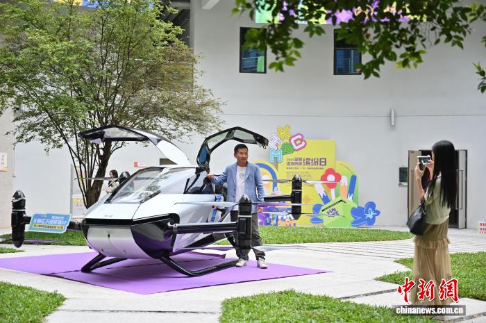 7月31日，第三屆暑期港澳青創(chuàng)嘉年華繽紛日活動(dòng)在粵港澳大灣區(qū)(廣東)創(chuàng)新創(chuàng)業(yè)孵化基地舉行。 中新社記者 陳楚紅 攝