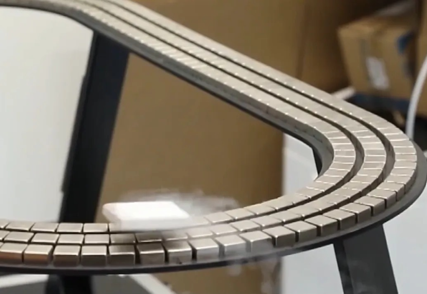 圖為懸浮在軌道上的高溫超導材料。2025年2月18日，南方科技大學校長薛其坤院士領銜的南方科技大學、粵港澳大灣區(qū)量子科學中心與清華大學聯(lián)合組成的研究團隊在常壓環(huán)境下實現(xiàn)了鎳氧化物材料的高溫超導電性，這一發(fā)現(xiàn)為解決高溫超導機理的科學難題提供了全新突破口。