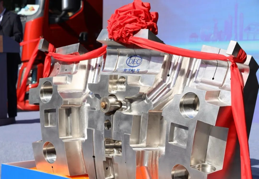 圖為國際熱核聚變實驗堆（ITER）計劃的包層屏蔽模塊。國際熱核聚變實驗堆（ITER）計劃，又稱“人造太陽”計劃，中國承擔了關鍵部件的研制任務。2024年11月，該計劃的首批重要的模塊由廣州南沙發(fā)往法國。可控核聚變具有無限、經(jīng)濟、清潔等諸多優(yōu)點，是解決能源及環(huán)境問題的重要途徑之一。