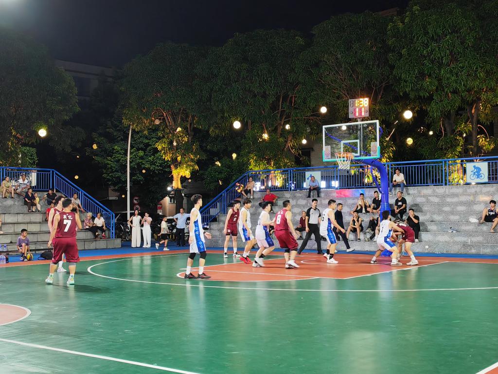 8月1日晚,中山市沙溪鎮龍瑞村為迎接十五運會倒計時100天舉辦的籃球賽事。新華社記者 鄧瑞璇 攝 8月1日晚,中山市沙溪鎮龍瑞村為迎接十五運會倒計時100天舉辦的籃球賽事。新華社記者 鄧瑞璇 攝