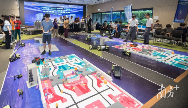 中學(xué)生操作機(jī)器人完成模擬任務(wù)。 受訪者供圖 中學(xué)生操作機(jī)器人完成模擬任務(wù)。 受訪者供圖