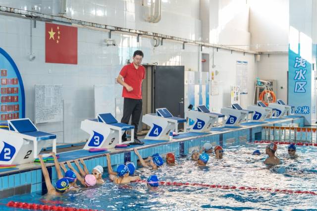 橫琴青少年游泳隊(duì)總教練朱明哲。