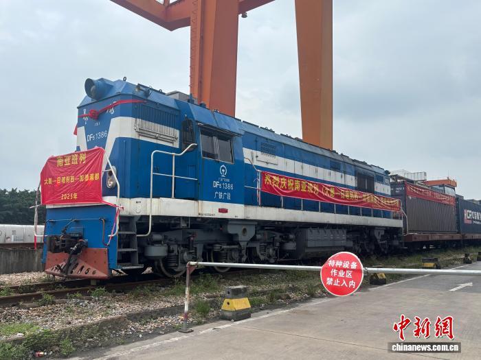 粵港澳大灣區首趟進藏集裝箱班列7日從廣州大朗站啟程。國鐵廣州局 供圖