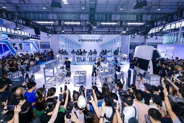 企業將生產線搬到現場，機器人模擬車間打工