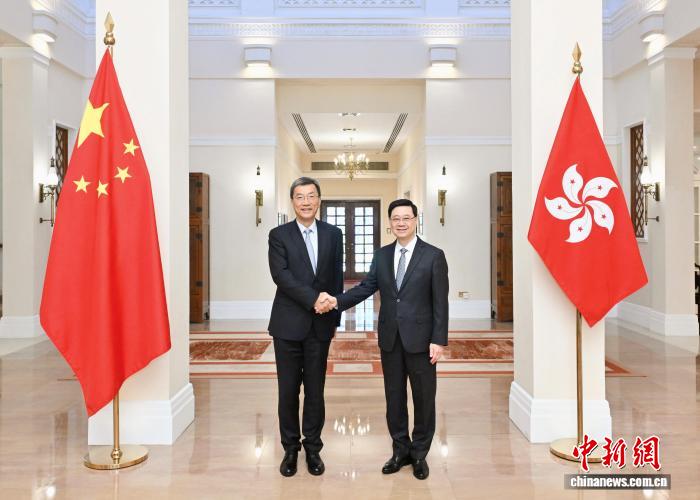 8月13日,香港特區行政長官李家超(右)在香港禮賓府與教育部部長懷進鵬(左)會面。 (香港特區政府新聞處供圖) 8月13日,香港特區行政長官李家超(右)在香港禮賓府與教育部部長懷進鵬(左)會面。 (香港特區政府新聞處供圖)