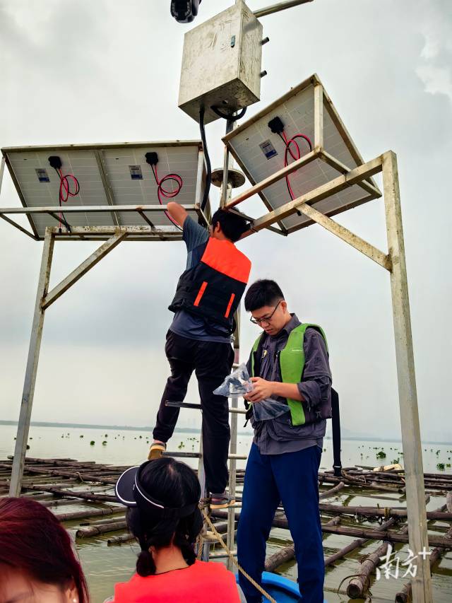 周海超(綠背心)在安裝監測設備 周海超(綠背心)在安裝監測設備