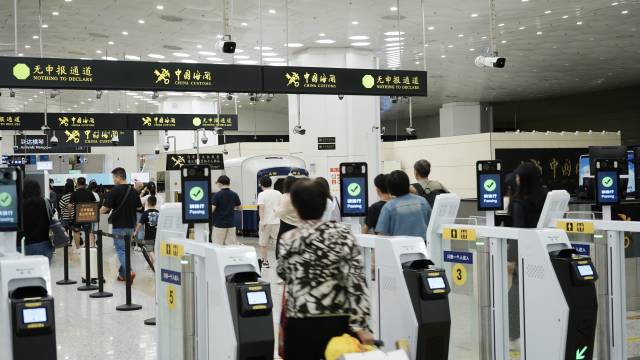 琴澳口岸查驗單位由“隔橋相望”變為了“并肩作業”。 琴澳口岸查驗單位由“隔橋相望”變為了“并肩作業”。