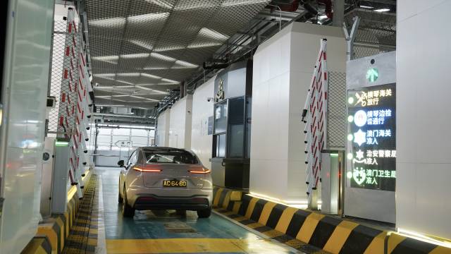 客貨車“粵澳聯合一站式”通道試運行,實現粵澳兩地5家口岸查驗單位在同一卡口通道對通關車輛實施驗放。 客貨車“粵澳聯合一站式”通道試運行,實現粵澳兩地5家口岸查驗單位在同一卡口通道對通關車輛實施驗放。