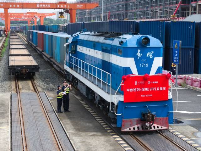 關(guān)員在深圳平湖南國際物流樞紐對中歐班列（深圳）開展開行前查驗(yàn)工作。（通訊員 李硯偉 攝）