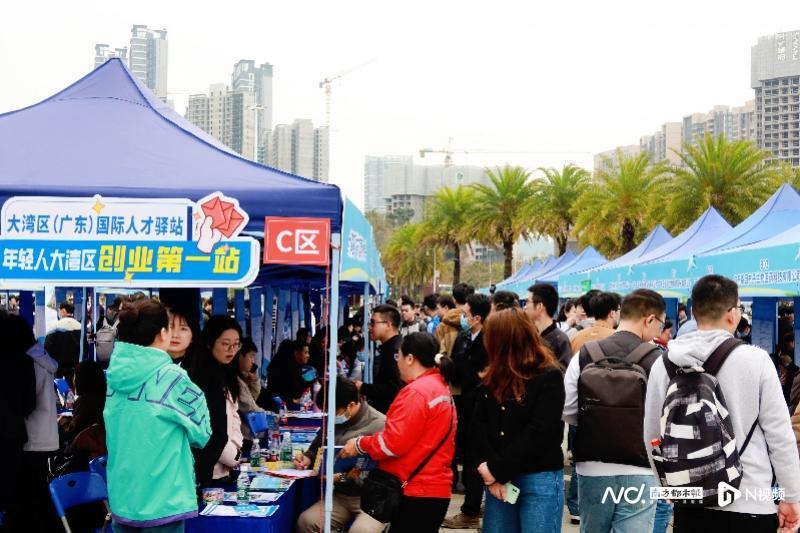 今年年初,南沙區舉辦“粵聚英才·粵見未來”——廣州南沙2025年春季圖南筑夢招聘會現場,不同企業展位前都迎來了大量求職者。 今年年初,南沙區舉辦“粵聚英才·粵見未來”——廣州南沙2025年春季圖南筑夢招聘會現場,不同企業展位前都迎來了大量求職者。