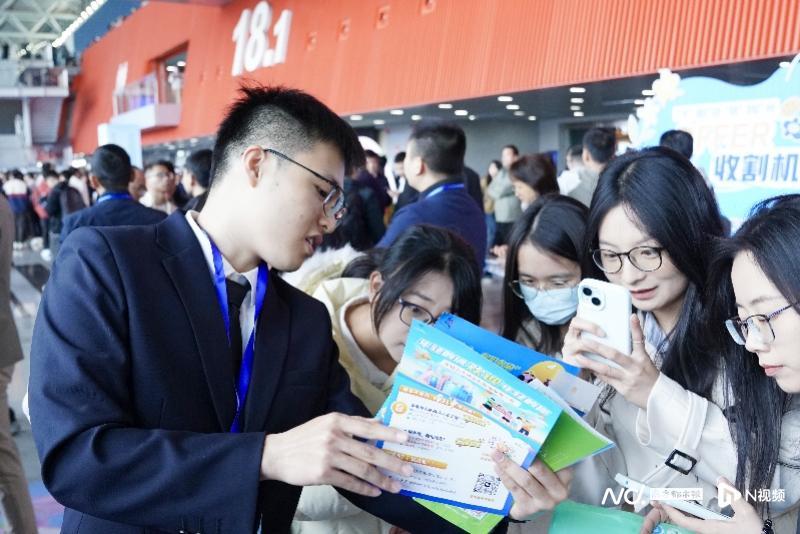 南沙人才服務官為求職學生提供政策咨詢服務。 南沙人才服務官為求職學生提供政策咨詢服務。