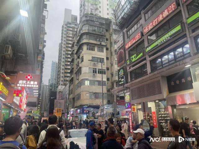 香港城市生活節(jié)奏快,居住環(huán)境相對狹小,給赴港發(fā)展的人才帶來不小的挑戰(zhàn)。 香港城市生活節(jié)奏快,居住環(huán)境相對狹小,給赴港發(fā)展的人才帶來不小的挑戰(zhàn)。