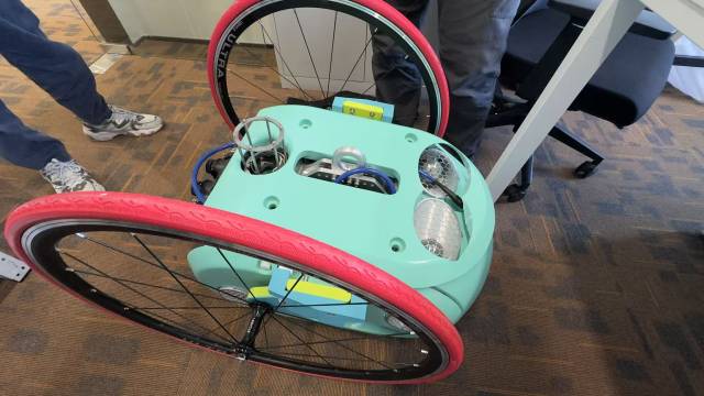 中科靈鮫研制的“靈鮫-S”水下機器人。