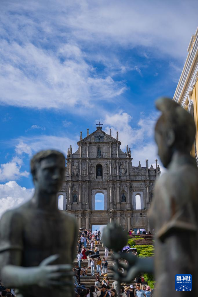 8月21日,旅客在澳門大三巴牌坊前游覽。新華社發 (張金加攝) 8月21日,旅客在澳門大三巴牌坊前游覽。新華社發 (張金加攝)