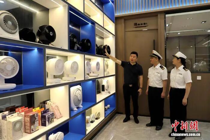 廣州海關(guān)所屬河源海關(guān)關(guān)員在風(fēng)扇出口企業(yè)調(diào)研。廣州海關(guān)供圖