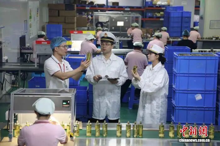 廣州海關(guān)所屬花都海關(guān)關(guān)員對(duì)出口防曬化妝品開展監(jiān)管。周正森 攝