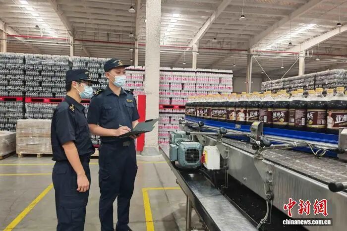 廣州海關(guān)所屬肇慶海關(guān)關(guān)員對(duì)即將出口的飲料進(jìn)行監(jiān)管。廣州海關(guān)供圖