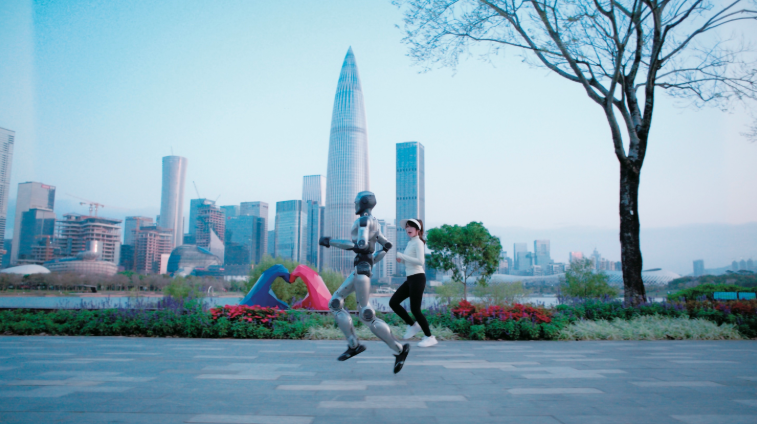 眾擎人形機器人在深圳街頭跑步。眾擎機器人/供圖