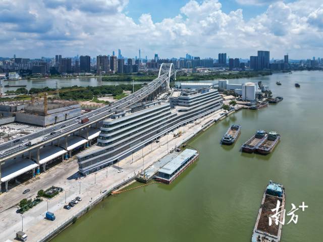 黃沙水產中心坐落于荔灣東沙街沙洛龍灣街188號，遠看像一艘停靠在碼頭的 “水產航母”。