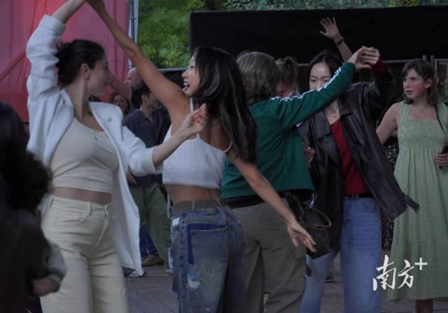 劇場演出之余，廣東現代舞團演員在格羅寧根城市公園以快閃的方式，邀請世界各地觀眾游客互動。