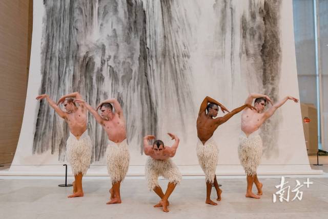 英國馬修·伯恩舞劇《天鵝湖》等國際劇目在演出期間，都策劃舉辦戶外快閃、公開分享等公眾活動。