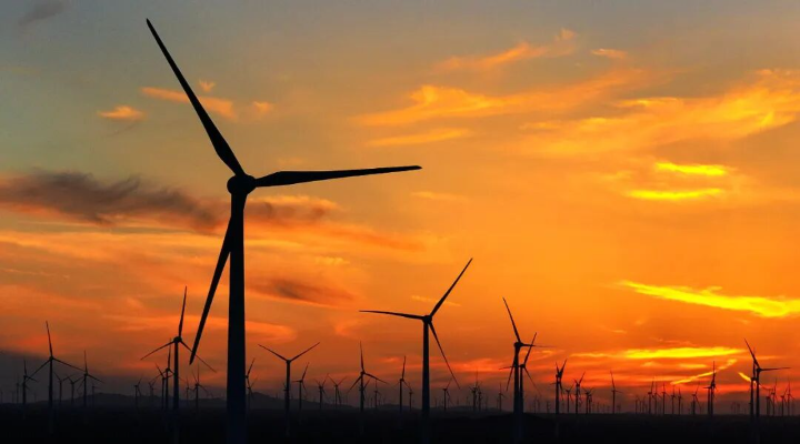 夕陽映照下的新疆哈密市三塘湖風(fēng)電場一角 夕陽映照下的新疆哈密市三塘湖風(fēng)電場一角