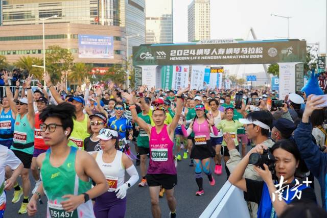 3月23日7點整,2024橫琴馬拉松鳴槍開跑。南方+記者 錢文攀 攝 3月23日7點整,2024橫琴馬拉松鳴槍開跑。南方+記者 錢文攀 攝