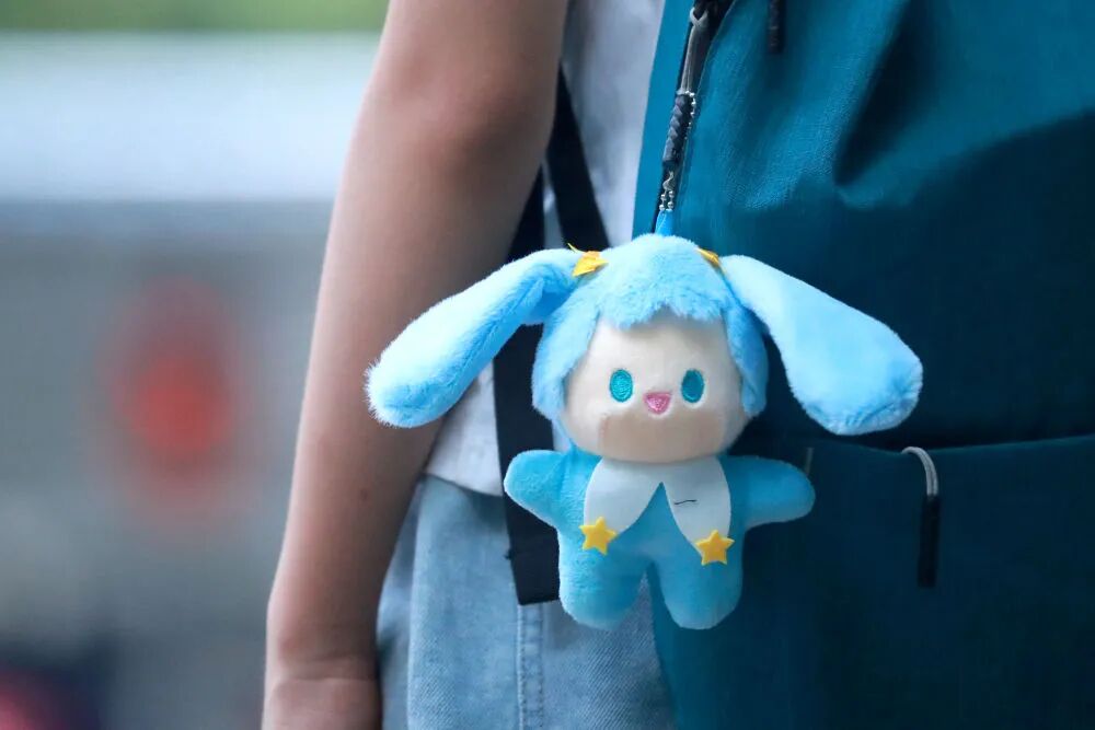 “包掛” 風潮正悄然席卷年輕群體,有人背包側面掛個小玩偶。 “包掛” 風潮正悄然席卷年輕群體,有人背包側面掛個小玩偶。