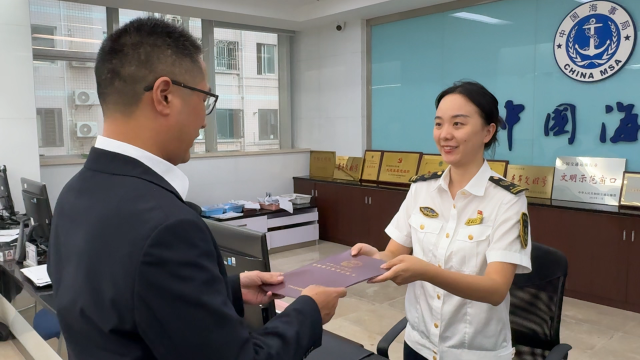 國際航行汽車運輸船“長泰鴻”輪近日僅用1小時便辦結(jié)原本需20余天的船舶轉(zhuǎn)籍 國際航行汽車運輸船“長泰鴻”輪近日僅用1小時便辦結(jié)原本需20余天的船舶轉(zhuǎn)籍