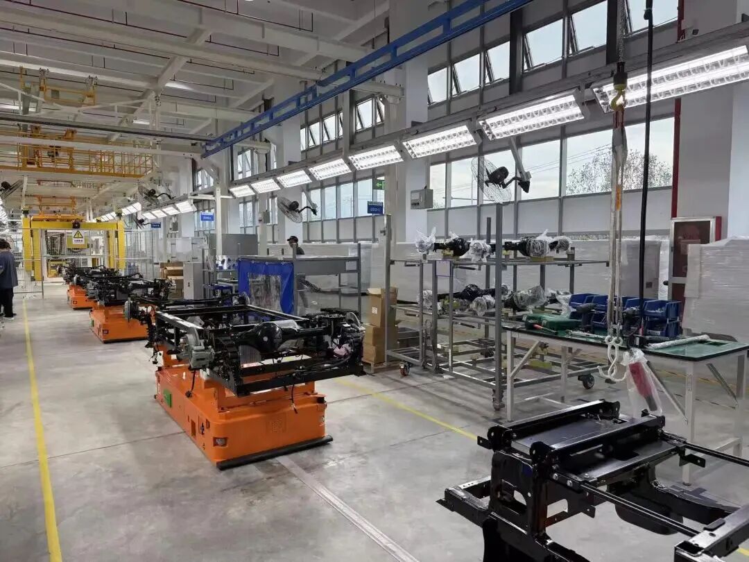 廠家正在生產(chǎn)組裝無(wú)人物流車(chē)。 廠家正在生產(chǎn)組裝無(wú)人物流車(chē)。