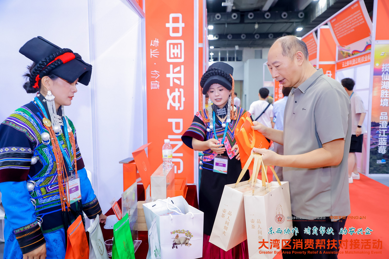 活動現場的工作人員正在向有意向的人介紹具體內容。 活動現場的工作人員正在向有意向的人介紹具體內容。