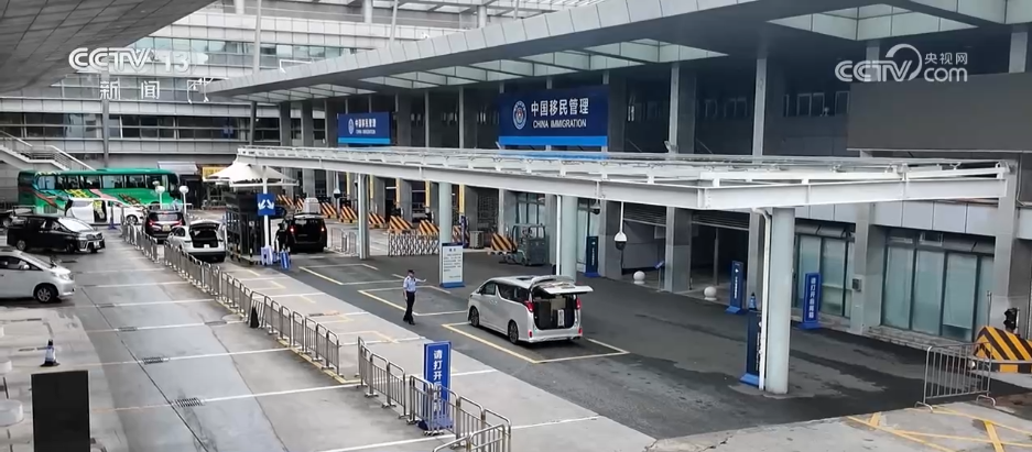 毗鄰港澳的口岸通關流量明顯增多。 毗鄰港澳的口岸通關流量明顯增多。