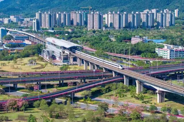 廣州某地上線路運行中。 廣州某地上線路運行中。