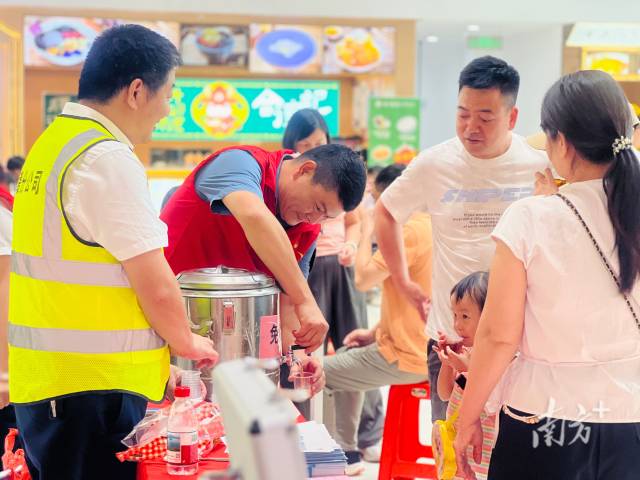 志愿者在服務(wù)區(qū)為旅客提供志愿服務(wù)。 志愿者在服務(wù)區(qū)為旅客提供志愿服務(wù)。