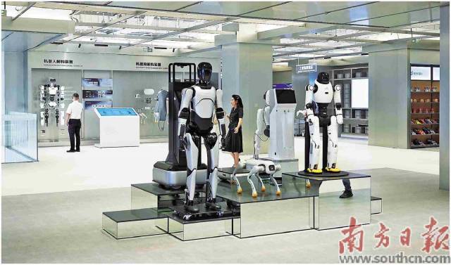在珠海具身智能應用創新中心里,具身智能機器人的“實戰秀”正生動上演。 在珠海具身智能應用創新中心里,具身智能機器人的“實戰秀”正生動上演。