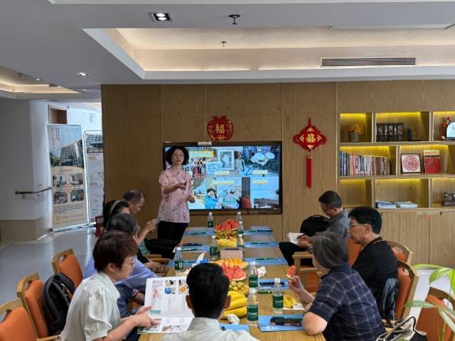 圖：悅年華頤養中心院長陳琪正在向參訪團講解該院優勢，攝/李金萍